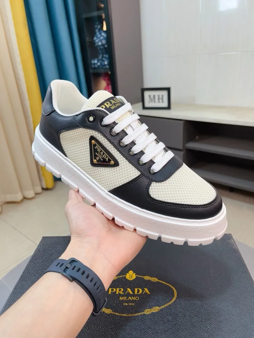 Men's shoes 💰440🌹🌹Prada 〈prada〉 luxury and fashionable high-end products ✊🔥The perfect last shape and top-notch handcrafting make this shoe immediately create a strong aristocratic atmosphere. Imported first-layer cowhide with brogue carving crafts💋Genuine leather lining🎶Rubber combination outsole specially imported from France for leather shoes😍Color: Mysterious Black☕️Size 38～44
